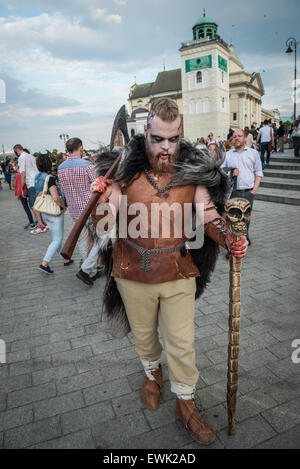 Varsavia, Polonia. Il 28 giugno 2015. Partecipante del nono Zombie a piedi a Varsavia. Durante la manifestazione annuale di persone vestite in costumi zombie e rende il loro modo attorno al centro della città, la paura di residenti e 'combatte' con i difensori della città. Credito: kpzfoto/Alamy Live News Foto Stock