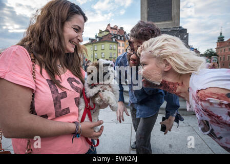 Varsavia, Polonia. Il 28 giugno 2015. I partecipanti della 9 Zombie a piedi a Varsavia. Durante la manifestazione annuale di persone vestite in costumi zombie e rende il loro modo attorno al centro della città, la paura di residenti e 'combatte' con i difensori della città. Credito: kpzfoto/Alamy Live News Foto Stock