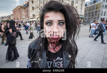 Varsavia, Polonia. Il 28 giugno 2015. Partecipante del nono Zombie a piedi a Varsavia. Durante la manifestazione annuale di persone vestite in costumi zombie e rende il loro modo attorno al centro della città, la paura di residenti e 'combatte' con i difensori della città. Credito: kpzfoto/Alamy Live News Foto Stock