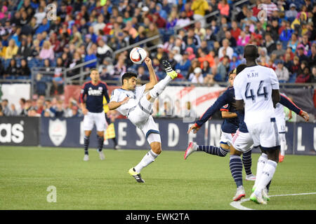 Foxborough, Massachusetts, STATI UNITI D'AMERICA. Il 27 giugno, 2015. Vancouver FC centrocampista Matias Laba (15) reindirizza la palla durante il gioco MLS tra Vancouver Whitecaps e il New England Revolution tenutasi a Gillette Stadium di Foxborough Massachusetts. Vancouver ha sconfitto il New England 2-1. Eric Canha/CSM/Alamy Live News Foto Stock