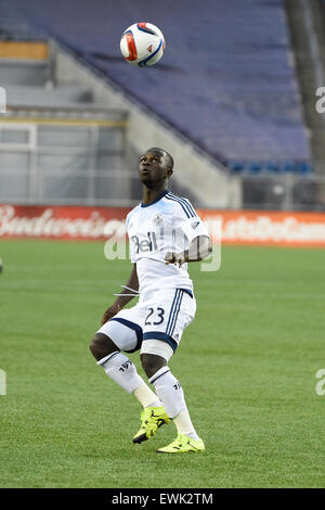 Foxborough, Massachusetts, STATI UNITI D'AMERICA. Il 27 giugno, 2015. Vancouver FC avanti Kekuta Manneh (23) in azione di gioco durante il gioco MLS tra Vancouver Whitecaps e il New England Revolution tenutasi a Gillette Stadium di Foxborough Massachusetts. Vancouver ha sconfitto il New England 2-1. Eric Canha/CSM/Alamy Live News Foto Stock