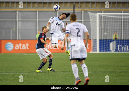 Foxborough, Massachusetts, STATI UNITI D'AMERICA. Il 27 giugno, 2015. Vancouver FC centrocampista Mauro Rosales (7) capi la palla durante il gioco MLS tra Vancouver Whitecaps e il New England Revolution tenutasi a Gillette Stadium di Foxborough Massachusetts. Vancouver ha sconfitto il New England 2-1. Eric Canha/CSM/Alamy Live News Foto Stock