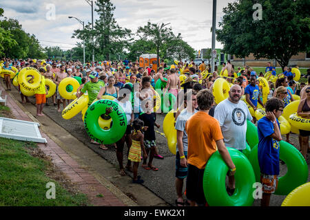 Knoxville, Tennessee, Stati Uniti d'America. Xx Giugno, 2015. Far scorrere la città prende su di Knoxville, Tennessee's Gay Street dando cursori a 1000 piedi Ride su Sabato, 20 giugno 2015. Credito: Marc Griffin/Alamy Live News Foto Stock