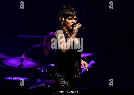 Toronto, Canada. Il 27 giugno, 2015. American cantautrice Beth Hart esegue al Danforth Music Hall. Credito: EXImages/Alamy Live News Foto Stock