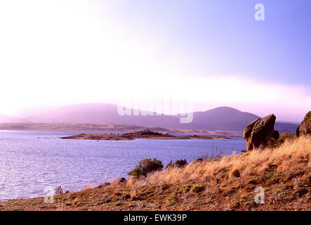 Australia: Lago Jindabyne, montagne innevate, NSW Foto Stock