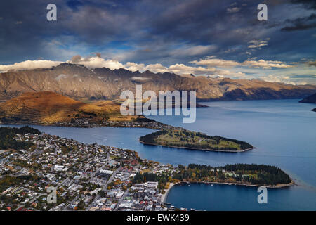 Vista di Queenstown, sul lago Wakatipu e sulle montagne Remarkables, Nuova Zelanda Foto Stock