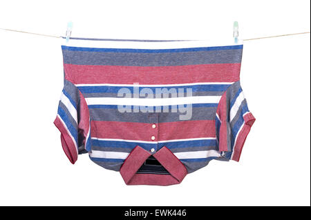 Magliette Polo appeso sulla linea di lavaggio. Foto Stock