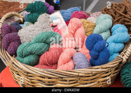 Matasse colorate di mano-tinto a mano con lana filata a Sebastopol mercato agricolo, Sonoma County, California, Stati Uniti d'America Foto Stock