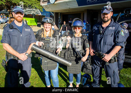 Sydney, Australia. Il 27 giugno, 2015. La polizia di ordine pubblico e di polizia ammessi gli appassionati di vestire in sommossa marcia sul fuoco e di salvataggio NSW partita di rugby contro il NSW forza di polizia. Credito: MediaServicesAP/Alamy Live News Foto Stock