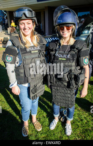 Sydney, Australia. Il 27 giugno, 2015. La polizia di ordine pubblico e di polizia ammessi gli appassionati di vestire in sommossa marcia sul fuoco e di salvataggio NSW partita di rugby contro il NSW forza di polizia. Credito: MediaServicesAP/Alamy Live News Foto Stock