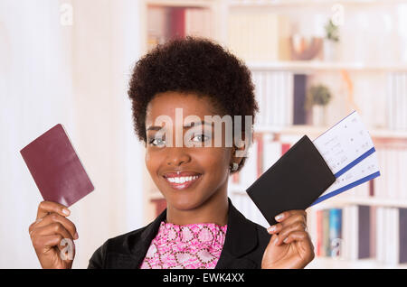 Nero donna ufficio biglietti e passaporto Foto Stock