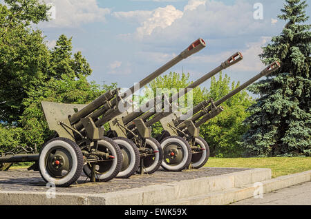 Cannoni presso il Museo della Seconda Guerra Mondiale a Kiev Foto Stock