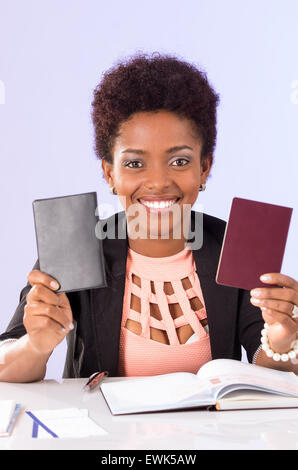 Gentile ufficio nero donna che lavorano Foto Stock