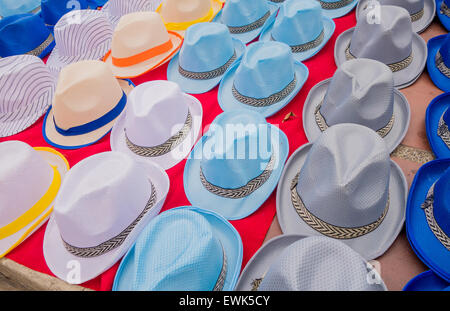 Tradizionale colorato colombiano di cappelli di paglia da venditori ambulanti in Colombia è più importante celebrazione del folklore, il carnevale di Barranquilla, Colombia Foto Stock