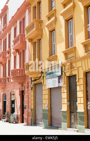 SANTA CRUZ, TENERIFE, Spagna - 21 giugno 2015: strada del centro di Santa Cruz, la capitale di Tenerife Foto Stock