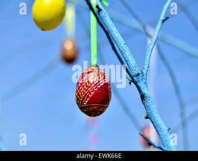 Uovo di Pasqua sulla struttura ad albero Foto Stock