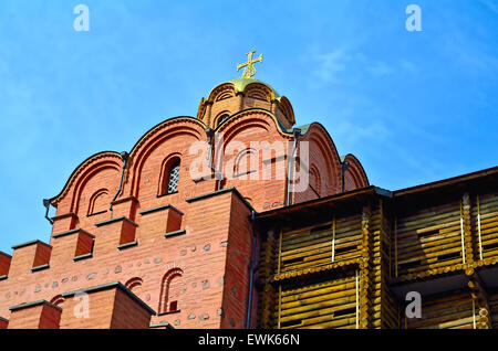 Un famoso Golden Gate in Kiev su blu cielo nuvoloso in tempo soleggiato Foto Stock