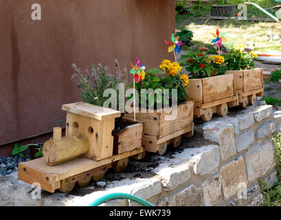 Treni di legno set giardino piantatrice, Somerset, Regno Unito Foto Stock