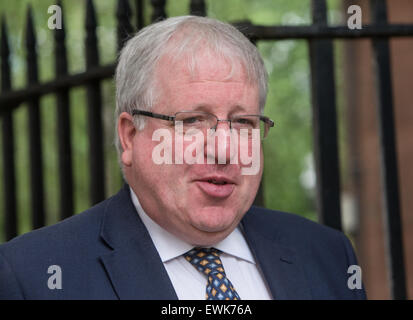 Patrick McLoughlin,Segretario di Stato dei trasporti,arriva a Downing Street per una riunione del gabinetto Foto Stock