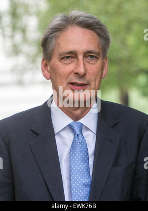 Philip Hammond,il Segretario di Stato per gli Affari Esteri e del Commonwealth,arriva a Downing Street per una riunione del gabinetto. Foto Stock