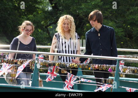 Giovani esaminare l amore si blocca su un ponte in Bakewell, Peak District, Derbyshire Foto Stock