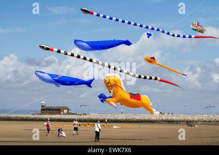 Arancione gonfiabile Cavallo kite galopping sulla spiaggia a Morecambe, Lancashire, UK Giugno, 2015. Inflatables Pegasus galopping cavallo Peter Lynn kite al Catch the Wind Kite Festival un evento annuale sul lungomare di Morecambe, quando per tutta la giornata i cieli sono pieni delle forme, colori e creazioni più spettacolari degli animali. Foto Stock