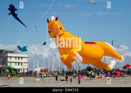 Animasl Kites a Morecambe, Lancashire, UK Giugno, 2015. Ippica inflatables al festival catch the Wind Kite un evento annuale sul lungomare di Morecambe, quando per tutta la giornata i cieli sono pieni delle forme, dei colori e delle creazioni più spettacolari. In primo piano sono stati i kites single line di tutti i tipi e dimensioni e più 2-line e 4-line acari stunt. Foto Stock