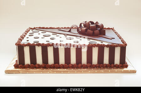 Studio shot su sfondo bianco di torta al cioccolato, graziosa decorazione. Foto Stock