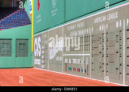 Il mostro verde, il famoso campo di sinistra parete, troneggia sul campo in iconico Fenway Park di Boston, Massachusetts. Foto Stock