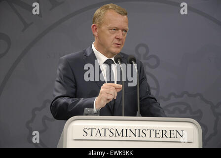 Copenhagen, Danimarca. Il 28 giugno, 2015. Lars Lokke Rasmussen (Lars Løkke Rasmussen) neo eletto primo ministro danese organizza la prima conferenza stampa e di luce ad alta politiche di governo tra politici limite di richieste di asilo e ridurre il fondo finanziario ai rifugiati rendere meno attraente per richiedenti asilo politico a venire in Danimarca. Credito: Francesco Dean/Alamy Live News Foto Stock