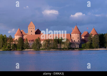 Vista di Trakai Island Castle ( Lituano: Traku reception camera pilis ) si trova su un isola del Lago di Galve in Lituania Foto Stock