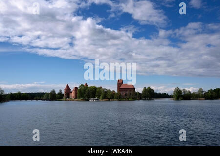 Vista di Trakai Island Castle ( Lituano: Traku reception camera pilis ) si trova su un isola del Lago di Galve in Lituania Foto Stock