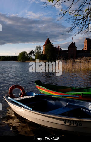 Vista di Trakai Island Castle ( Lituano: Traku reception camera pilis ) si trova su un isola del Lago di Galve in Lituania Foto Stock