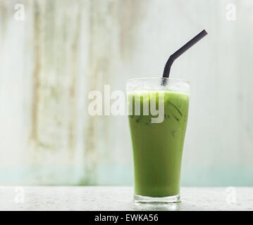 Latte di ghiaccio il tè verde, famosa bevanda in Thailandia, Grunge background Foto Stock