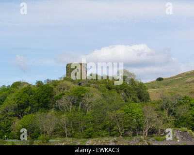 Dunollie castello rovinato piccolo castello situato su una collina a nord della città di Oban Argyll and Bute Scozia una volta una roccaforte del clan MacDougall giorno di maggio Foto Stock