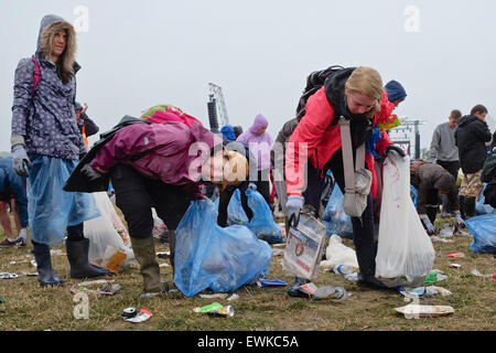 Festival di Glastonbury, Somerset, Regno Unito. Il 28 giugno 2015. Nonostante la pioggia di mattina presto squadre di lettiera cancella la spazzatura dalla parte anteriore della fase della piramide. Credito: Tom Corban/Alamy Live News Foto Stock