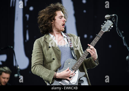 Festival di Glastonbury, Regno Unito. Il 28 giugno, 2015. Hozier suona dal vivo sulla fase della piramide la domenica di Glastonbury Festival 2015 Foto Stock