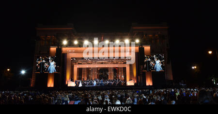 Monaco di Baviera, Germania. Il 27 giugno, 2015. Anna Netrebko sorge sul palco con Jonas Kaufmann a Monaco di Baviera, Germania, il 27 giugno 2015. Il cantante eseguita in occasione del Vertice di Stelle a Koenigsplatz. Foto: Stefan Puchner/dpa/Alamy Live News Foto Stock