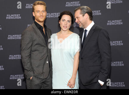 Monaco di Baviera, Germania. Il 27 giugno, 2015. Attori Alexander Fehling (L), Antje Traue e Matthias Matschke arrivano al Gasteig centro culturale per la premiere del loro film 'Der caduta Barschel' al Monaco Film Festival di Monaco di Baviera, Germania, il 27 giugno 2015. Foto: Ursula Dueren/dpa/Alamy Live News Foto Stock