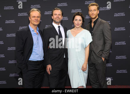 Monaco di Baviera, Germania. Il 27 giugno, 2015. Attori Edgar Selge (L-R), Matthias Matschke, Antje Traue e Alexander Fehling arrivano al Gasteig centro culturale per la premiere del loro film 'Der caduta Barschel' al Monaco Film Festival di Monaco di Baviera, Germania, il 27 giugno 2015. Foto: Ursula Dueren/dpa/Alamy Live News Foto Stock