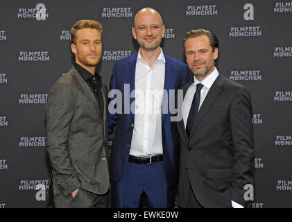 Monaco di Baviera, Germania. Il 27 giugno, 2015. Attori Alexander Fehling (L), Matthias Matschke (R), e direttore Kilian Riedhof arrivano al Gasteig centro culturale per la premiere del loro film 'Der caduta Barschel' al Monaco Film Festival di Monaco di Baviera, Germania, il 27 giugno 2015. Foto: Ursula Dueren/dpa/Alamy Live News Foto Stock