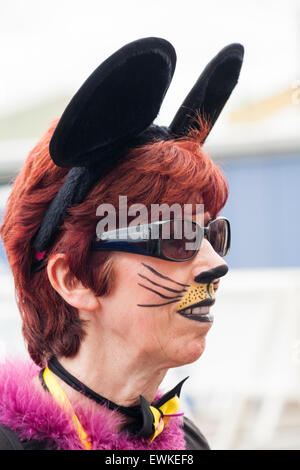 Poole, Dorset, Regno Unito. Il 28 giugno, 2015. Poole Folk sul quay festival con morris ballerini danzare Inglese tradizionale con danze da tutto il sud e ovest dell'Inghilterra oltre i due giorni della manifestazione, così come gli eventi musicali. Un panno umido per iniziare la seconda giornata non scoraggiare gli spiriti. Credito: Carolyn Jenkins/Alamy Live News Foto Stock