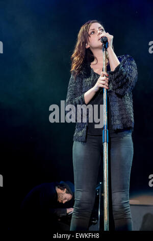 Grugliasco, Italia. 27 Luglio, 2015. Cantante italiana Annalisa sul palco, sullo sfondo la sua tastiera player Daniel Bestonzo Credito: Edoardo Nicolino/Alamy Live News Foto Stock