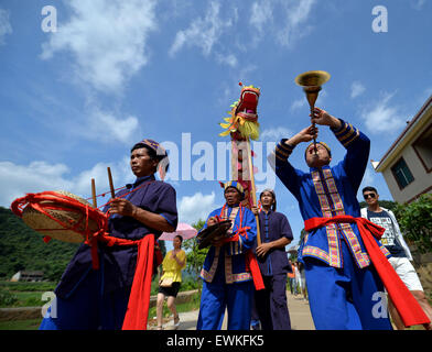 Yongzhou, provincia cinese di Hunan. Il 28 giugno, 2015. Persone riprodurre musica durante un festival locale celebra il ricongiungimento dei coniugi nel Jiangyong County, centrale provincia cinese di Hunan, 28 giugno 2015. Nei tempi antichi, locale gli uomini hanno lavorato e vissuto nella risaia lontano dalla loro casa fino a fine primavera arando. Essi lavato via il fango sui loro piedi e il ricongiungimento con le loro mogli. Per celebrare la reunion, persone locali impostare il festival. © Huang Hai/Xinhua/Alamy Live News Foto Stock