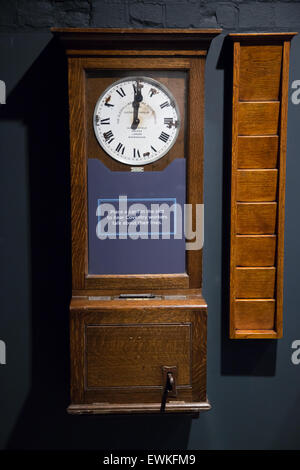 Clocking sulla macchina e schede di tempo sulla parete a Coventry Transport Museum Foto Stock