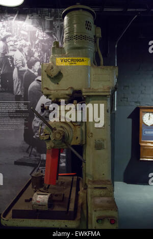 Vecchio tornio vintage sul display a Coventry Transport Museum Foto Stock