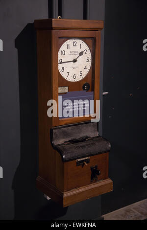 Sulla temporizzazione, registrazione del tempo macchina sul display a Coventry Transport Museum Foto Stock