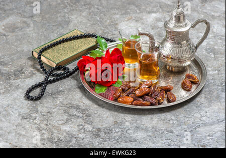 Il tè e il Red Rose fiore, libro sacro Corano e di Rosario. Festività islamiche decorazione. Il Ramadan kareem. Eid Mubarak. Ospedale Orientale Foto Stock