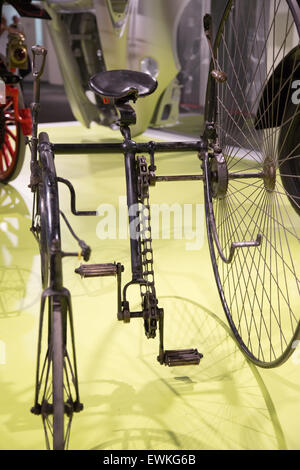 1878 triciclo rotante sul display a Coventry Transport Museum Foto Stock