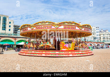 Tutto il divertimento della fiera: colorful 'Golden al galoppo carosello di cavalli sul lungomare su una luminosa giornata estiva, Brighton, Regno Unito Foto Stock